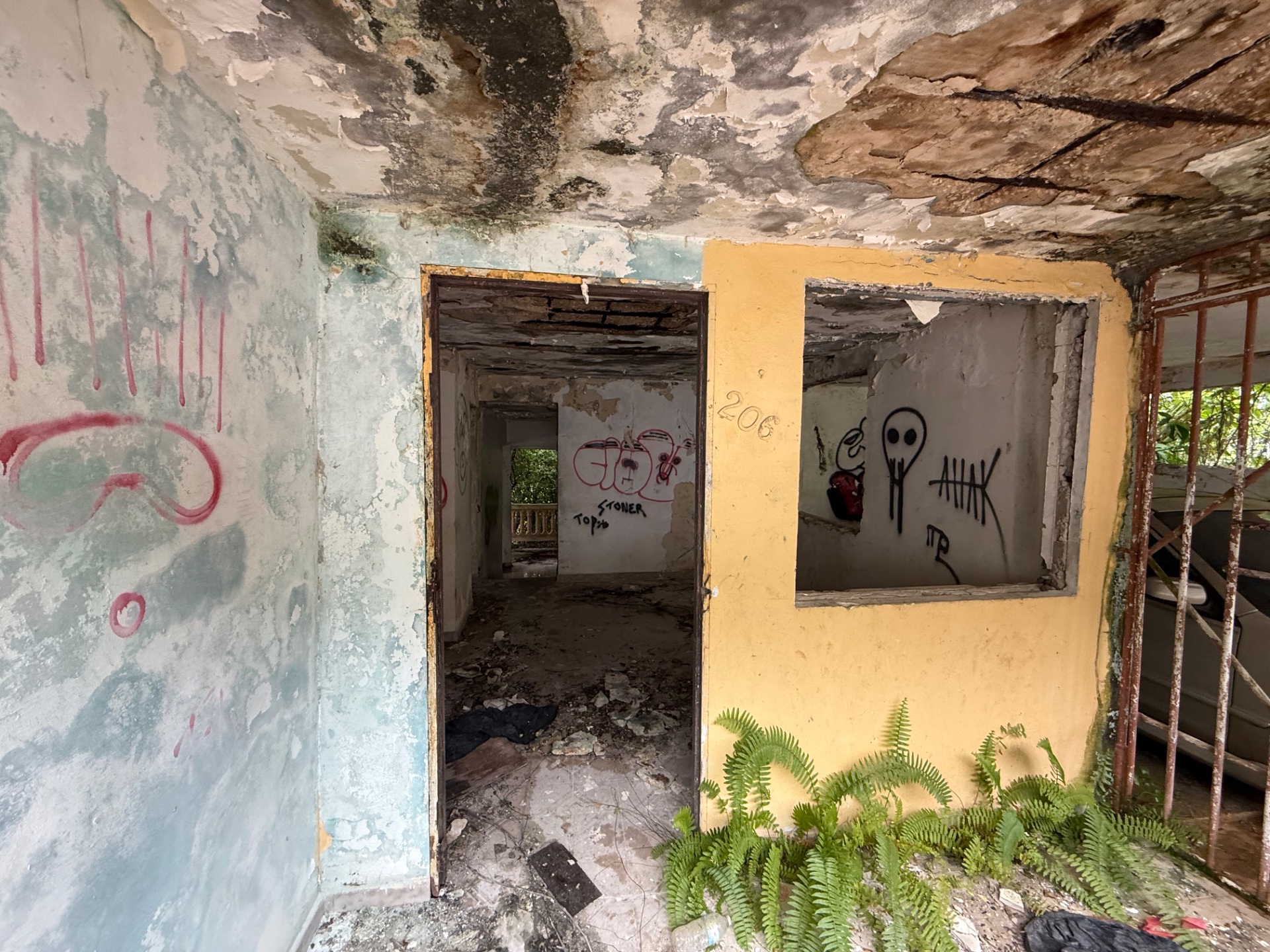 Reporte ciudadano de estorbo público en 18.430147, -66.685134, Sector Bajadero, PR 00612, Arecibo