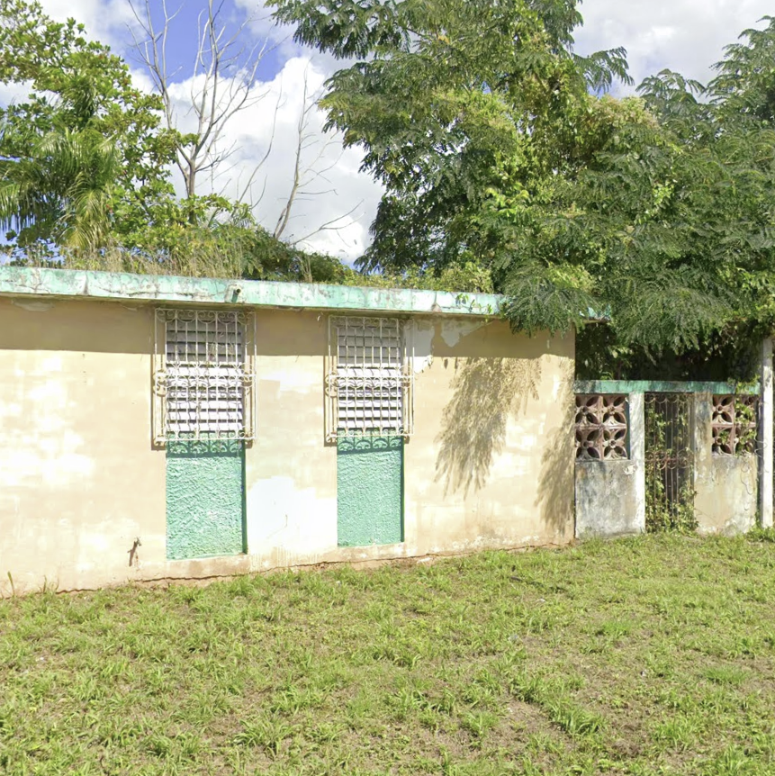Reporte ciudadano de estorbo público en FLAMBOYAN GARDENS , CALLE 3 BLQ A 6, PR, Puerto Rico, 00959, Bayamón