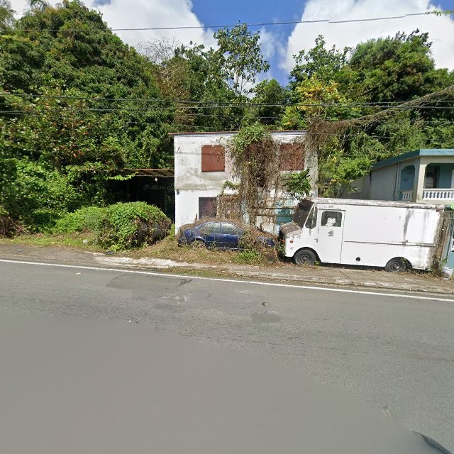 Reporte ciudadano de estorbo público en 8V72+CR2 Bayamón, Puerto Rico, Bayamón