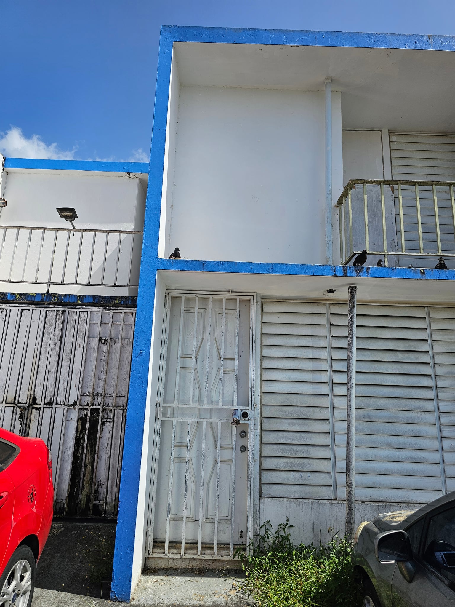 Reporte ciudadano de estorbo público en Via 18 NR-28, Carolina, PR 00983, Carolina
