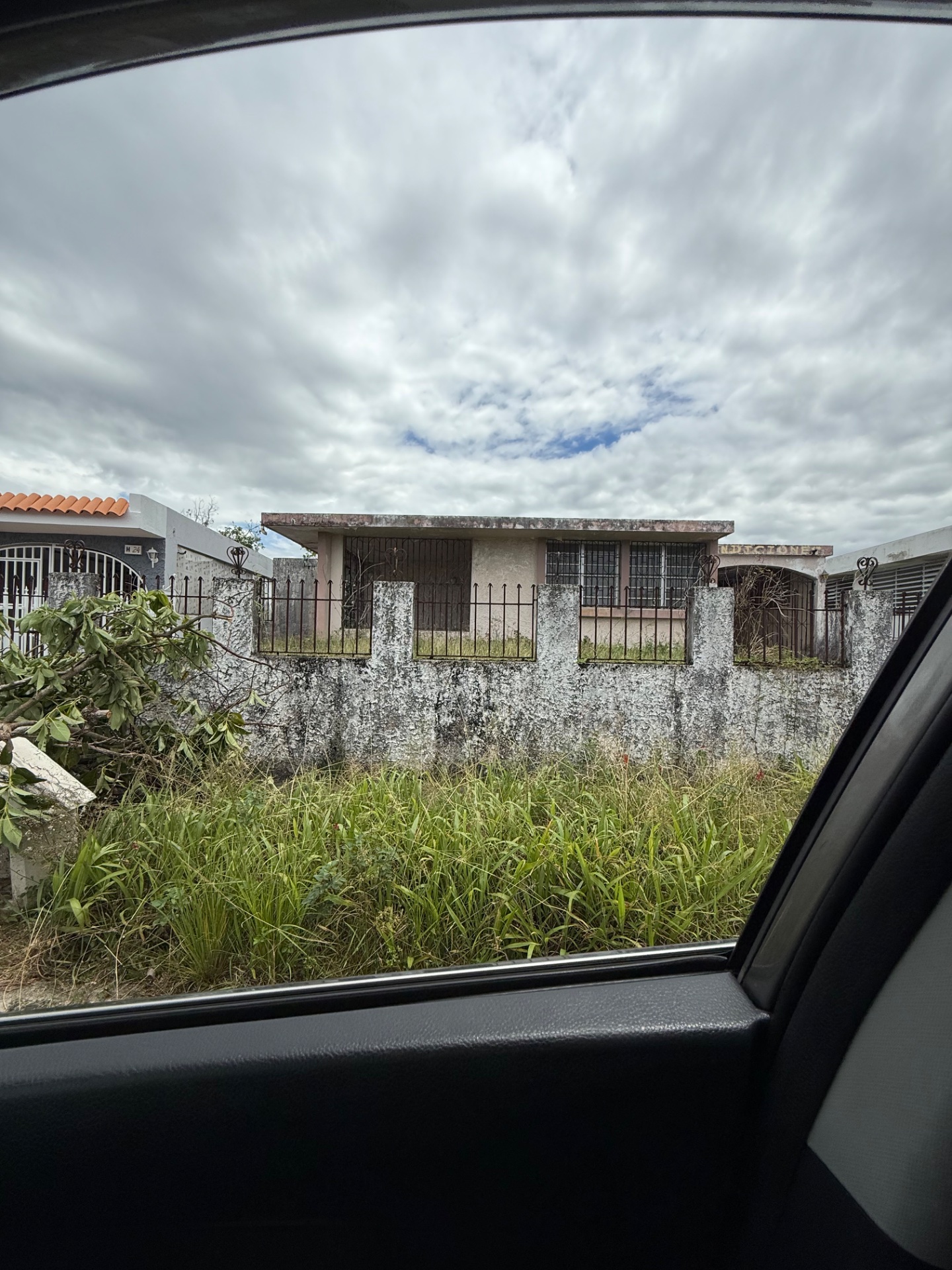 Reporte ciudadano de estorbo público en Urb Jardines de Carolina Calle I BLQ H 23, Carolina, PR 00987, Carolina