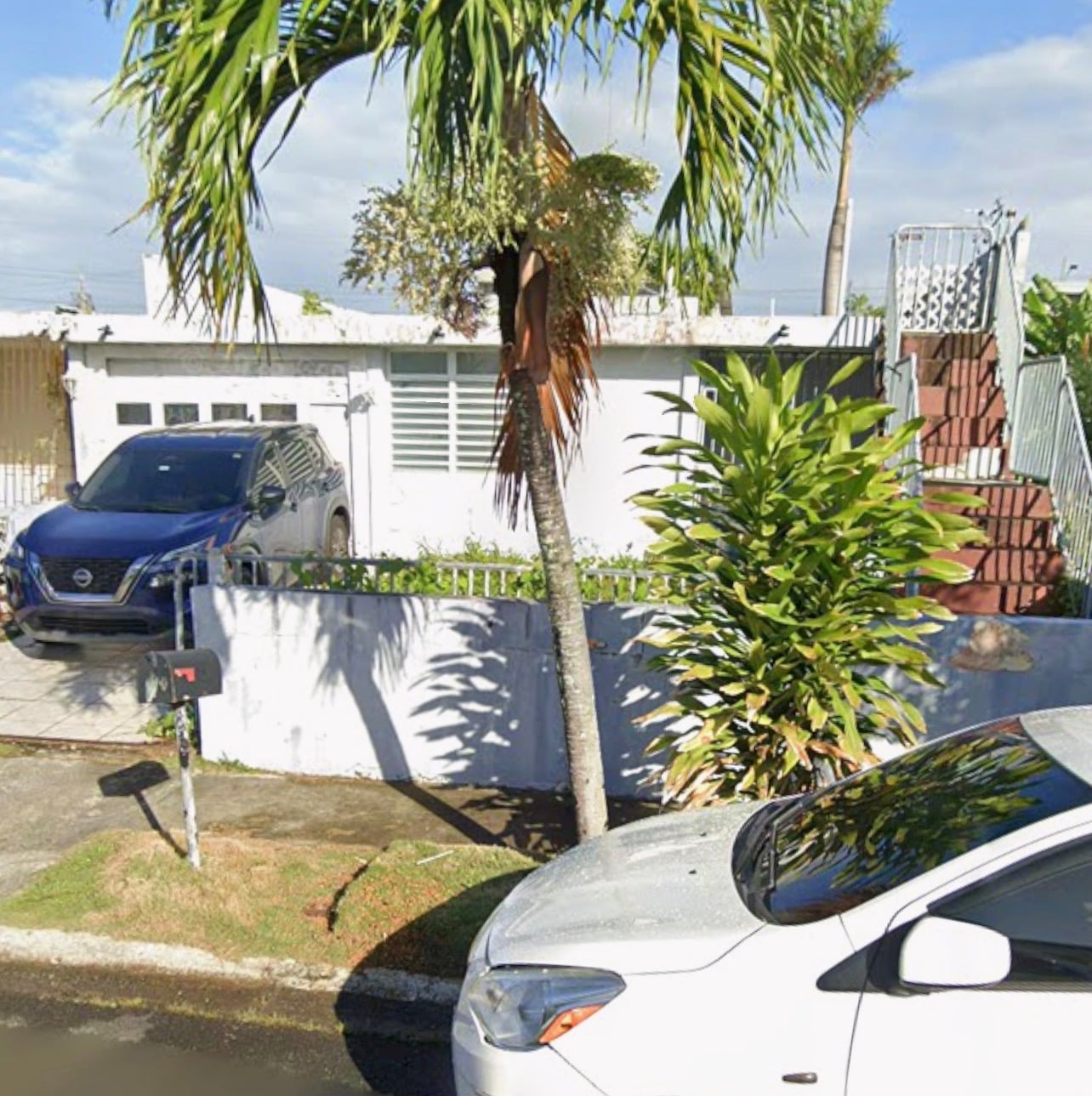 Reporte ciudadano de estorbo público en A20 Calle Pitirre, Vistas del morro, PR 00962, Cataño