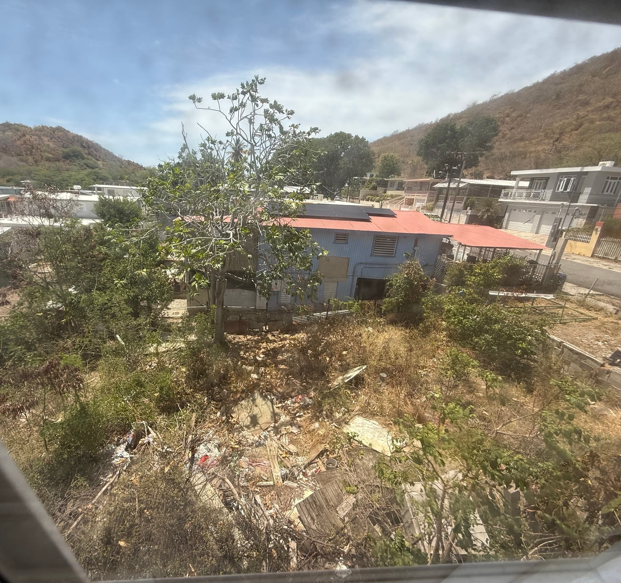 Reporte ciudadano de estorbo público en Calle Gardenia E32, Ensenada, PR 00647, Guánica