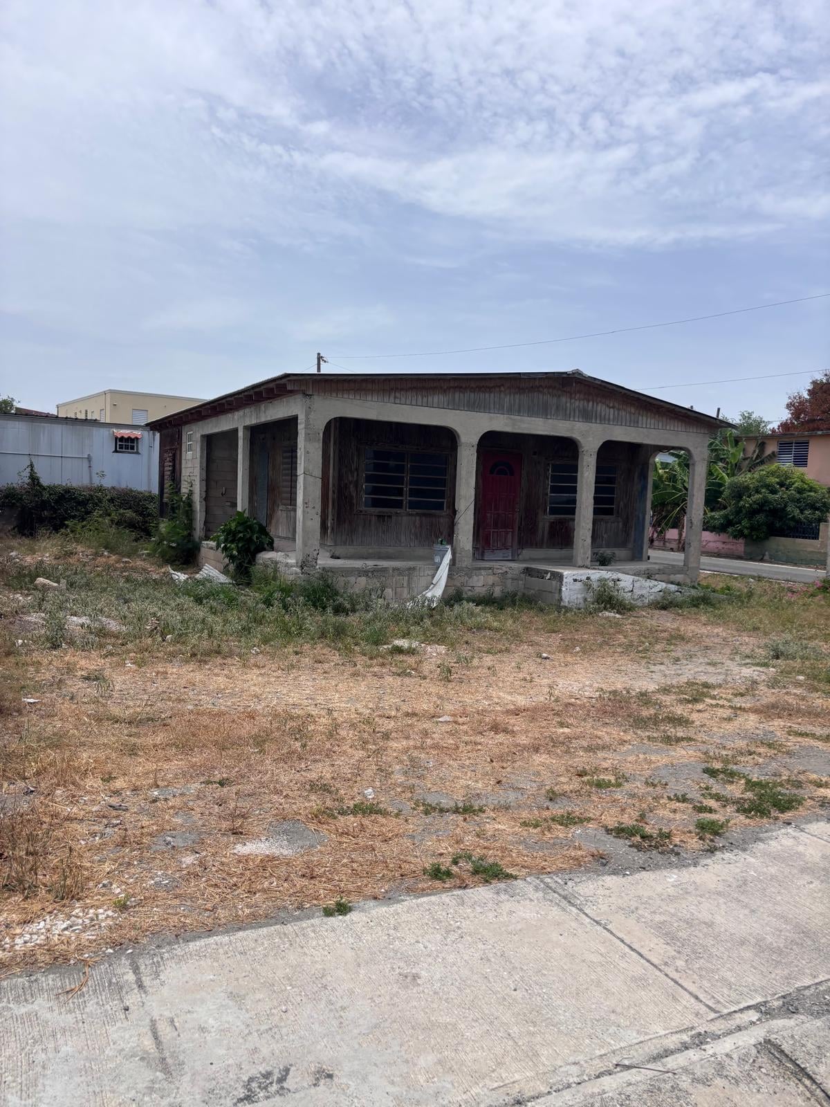 Reporte ciudadano de estorbo público en urb salinas providencia b7 calle d, guanica, PR, Guánica