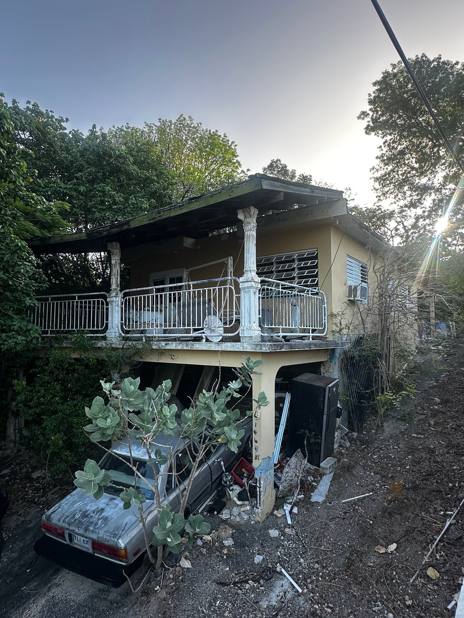 Reporte ciudadano de estorbo público en Communidad Fraternidad 110, calle 1 (La Laguna), Guanica, PR 00653, Guánica