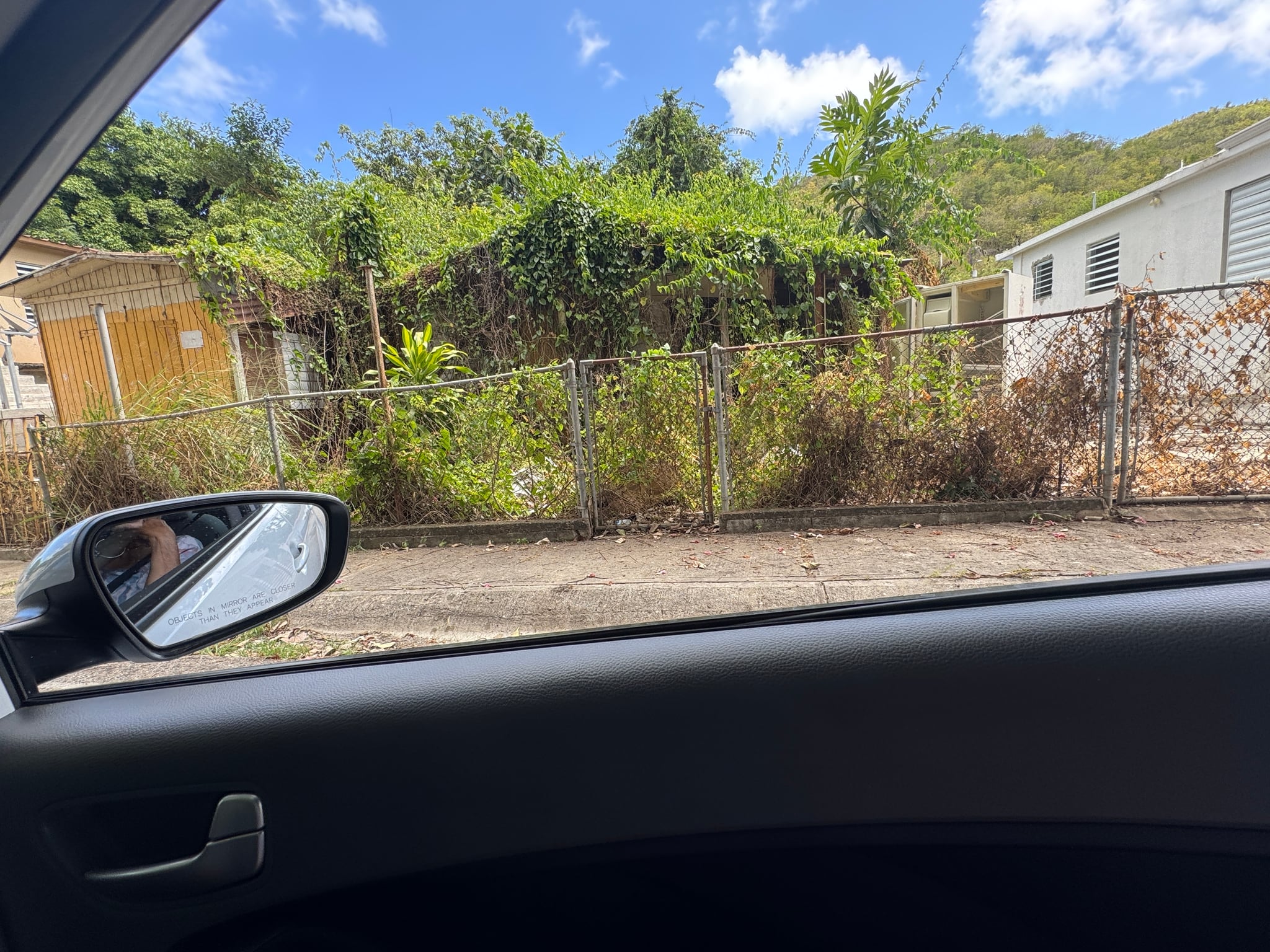 Reporte ciudadano de estorbo público en Olimpo Sector Villa Brava Calle B#3, Guayama, PR 00784, Guayama
