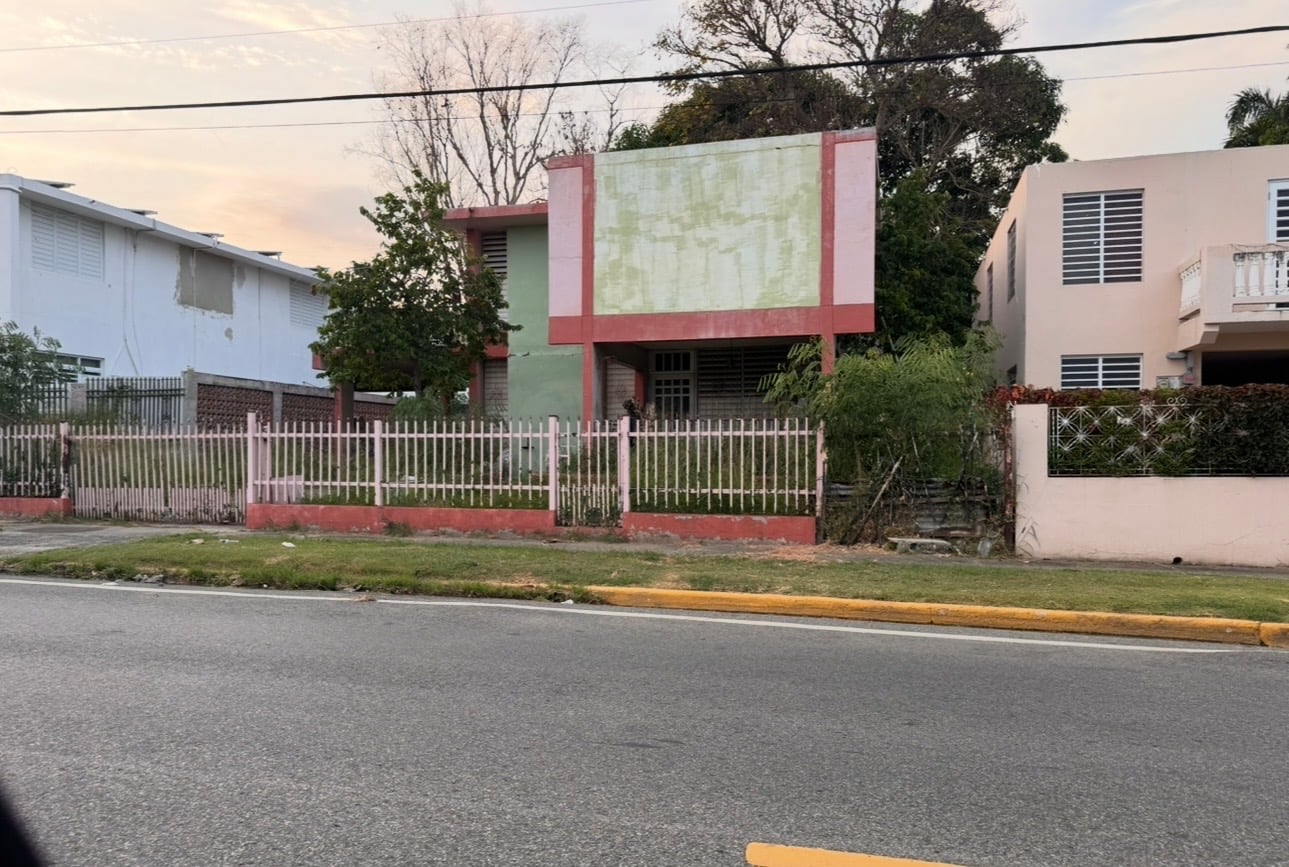 Reporte ciudadano de estorbo público en Urb Stella 64C A, Guayanilla, PR 00656, Guayanilla