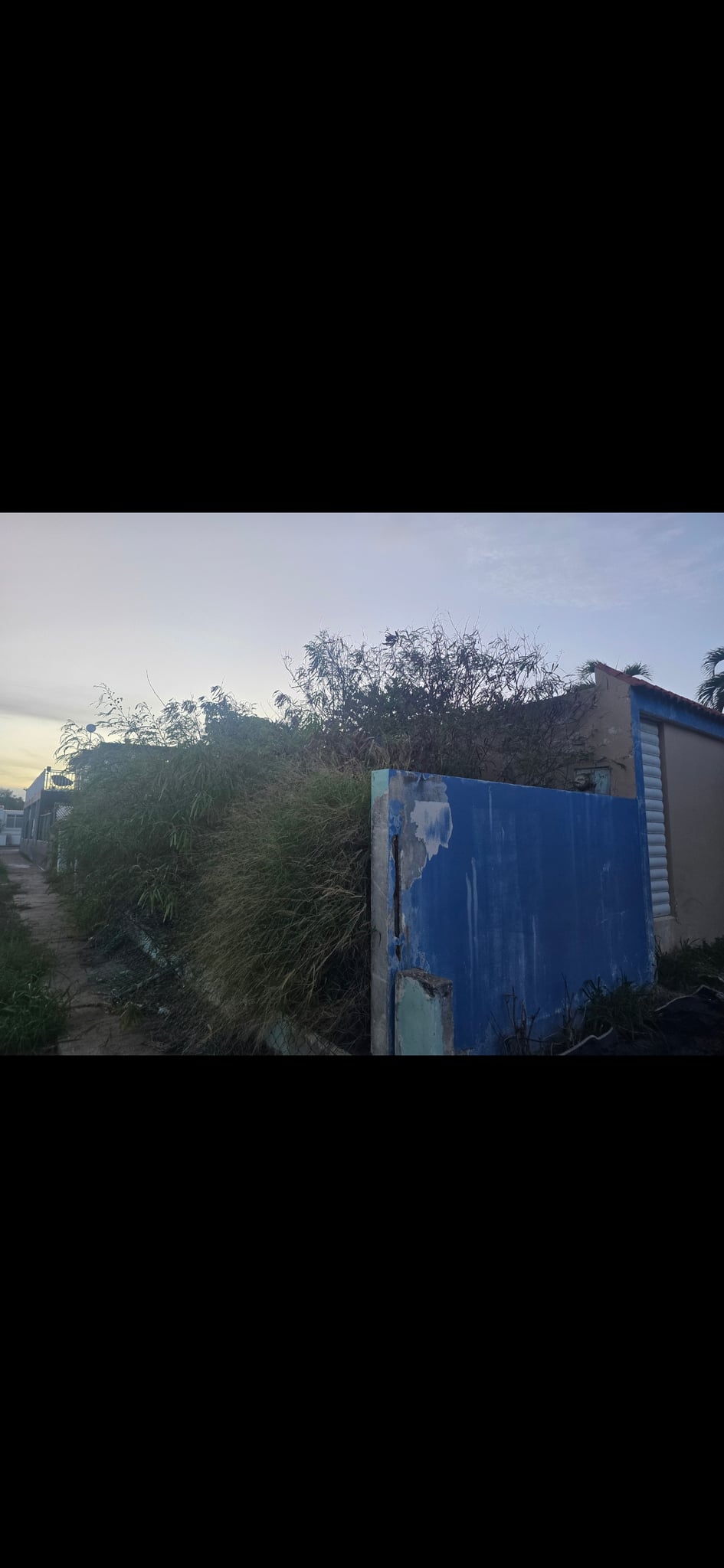Reporte ciudadano de estorbo público en NO D 4 URB MAR AZUL, HATILLO, PR 00659, Hatillo