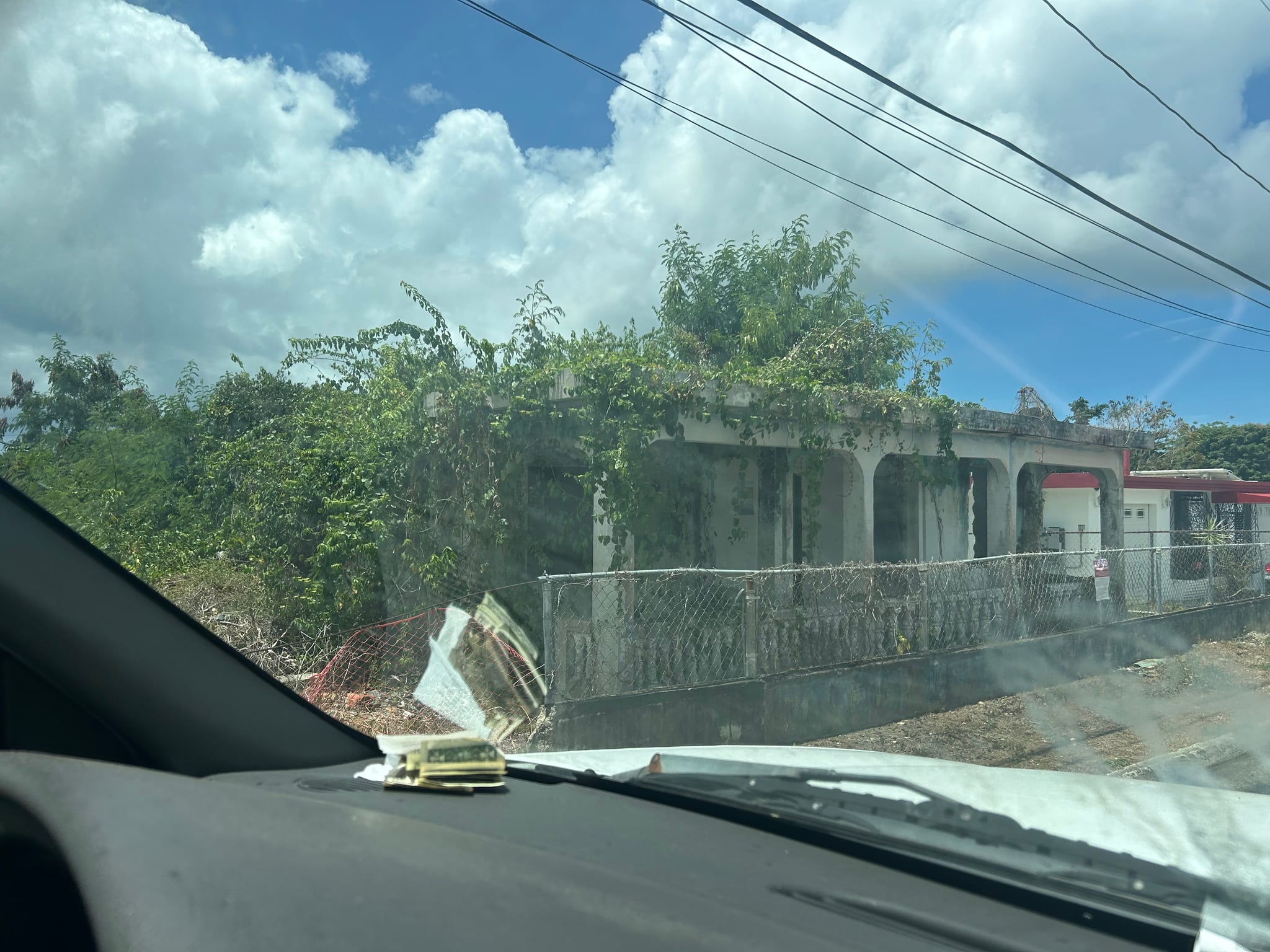 Reporte ciudadano de estorbo público en #47 calle 1, Sector Junquito, PR 00791, Humacao