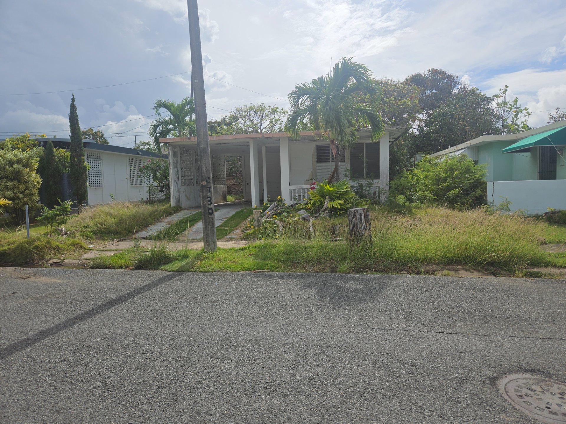 Reporte ciudadano de estorbo público en Urb Costa Brava Finche St L285, Isabela , PR 00662, Isabela