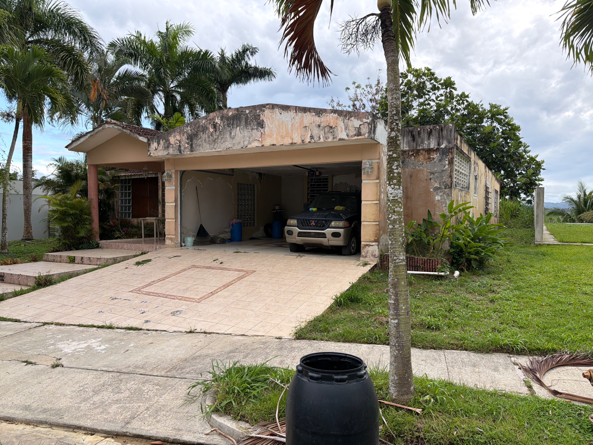 Reporte ciudadano de estorbo público en 156 Calle 6 urb estancias de juncos, El Mango, PR 00777, Juncos