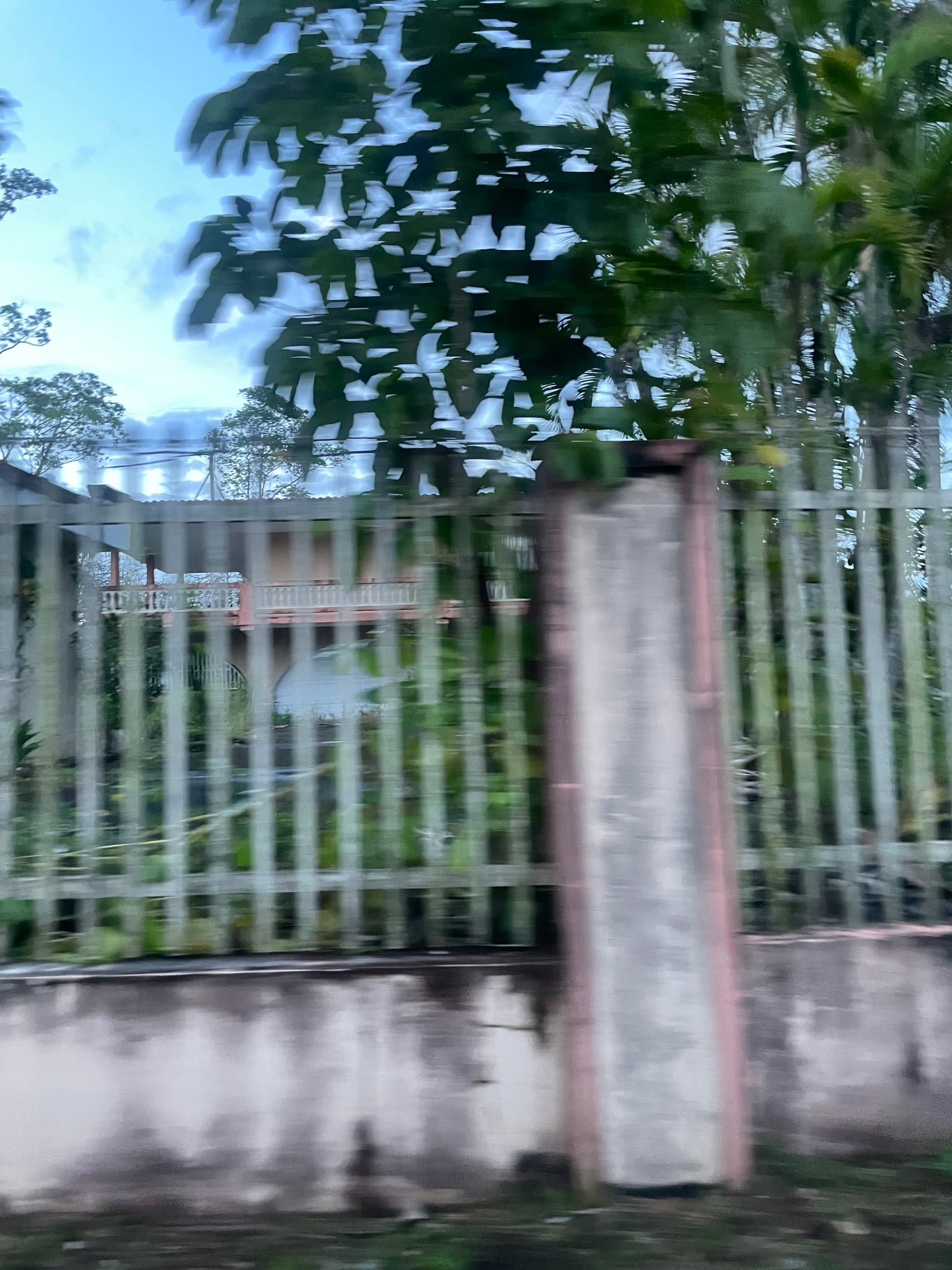 Reporte ciudadano de estorbo público en CARR 453 KM.HM 5.3 INT, BO PILETAS SOLLER , PR 00669, Lares