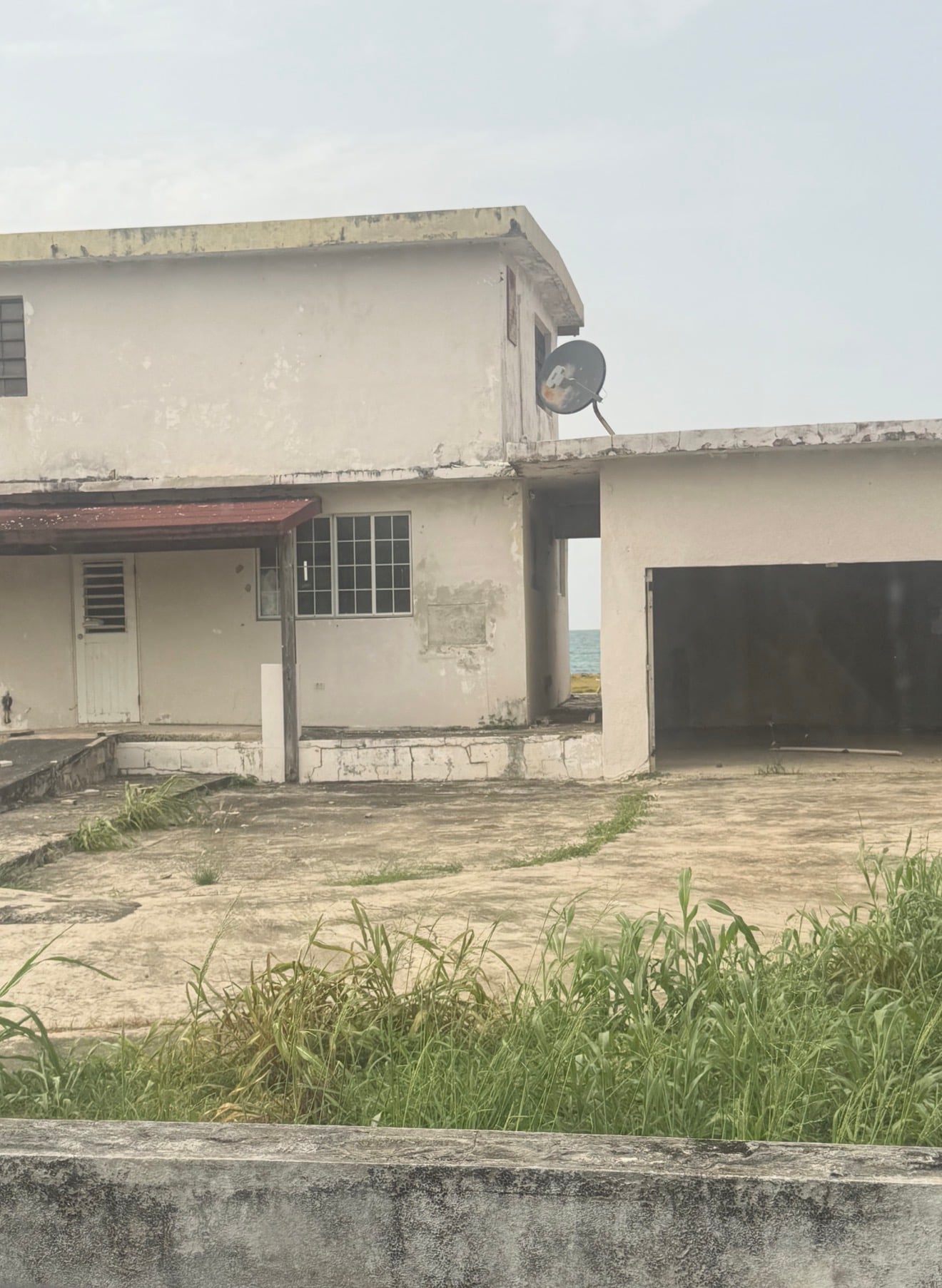 Reporte ciudadano de estorbo público en Calle 1, Fortuna, PR 00773, Luquillo