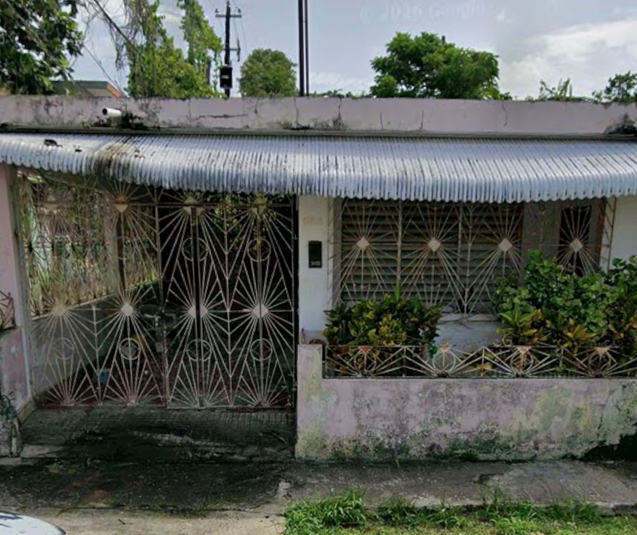 Reporte ciudadano de estorbo público en URB MAYAGUEZ TERRACE 3032,CALLE RAMON POWER MAYAGUEZ PR , MAYAGUEZ, PR 00680, Mayagüez