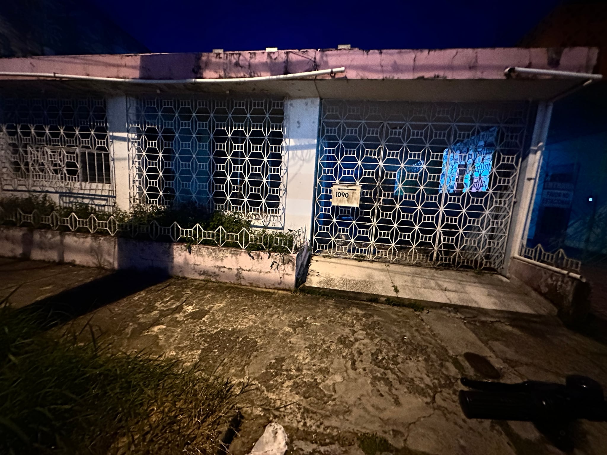 Reporte ciudadano de estorbo público en URB MAYAGUEZ TERRACE 1090, CALLE DR JOSE E ARRARAS MAYAGUEZ, MAYAGUEZ, PR 00680, Mayagüez