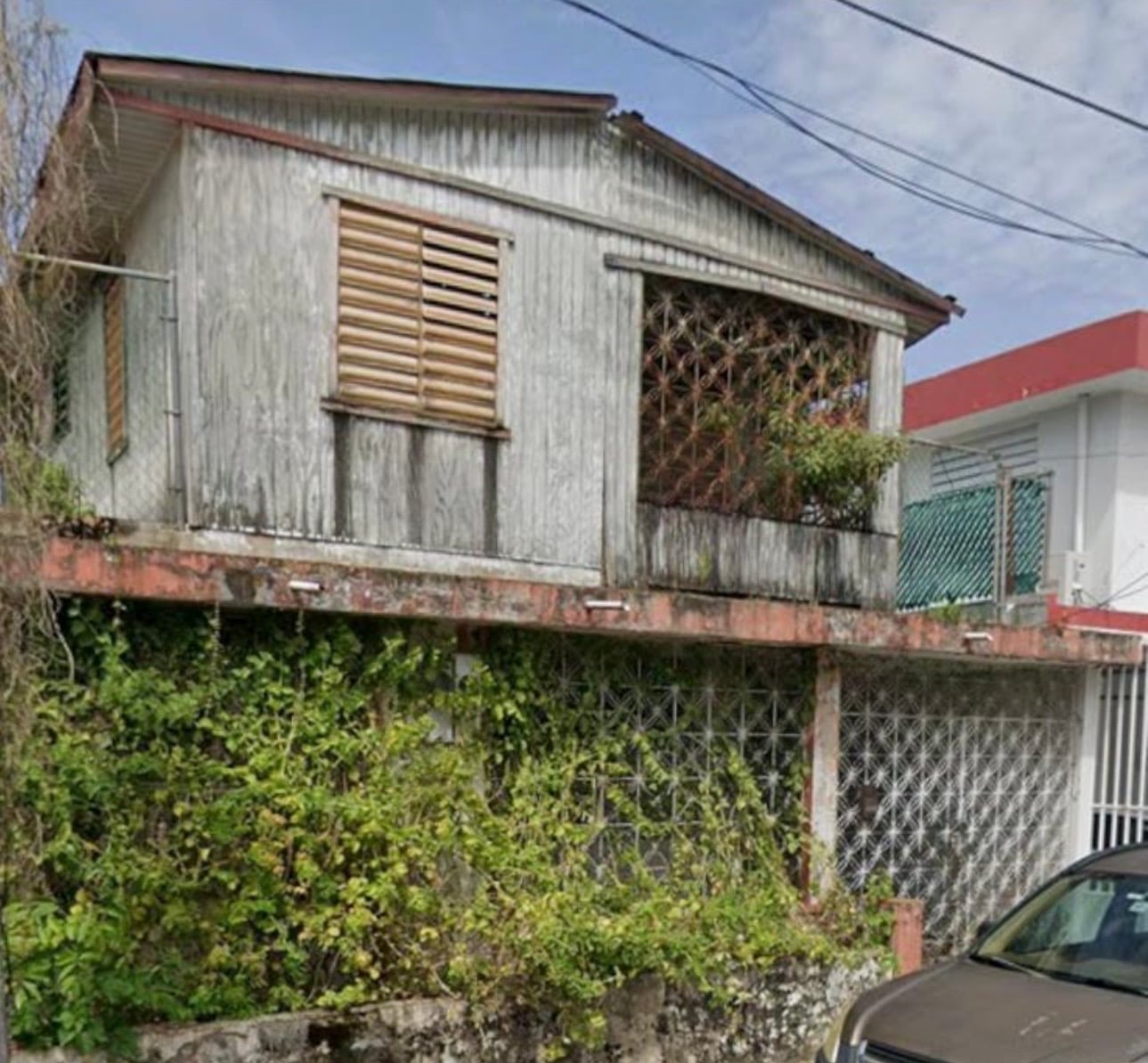 Reporte ciudadano de estorbo público en URB MAYAGUEZ TERRACE,CALLE 3 BLQ E-15-B,PR MAYAGUEZ, MAYAGUEZ, PR 00680, Mayagüez