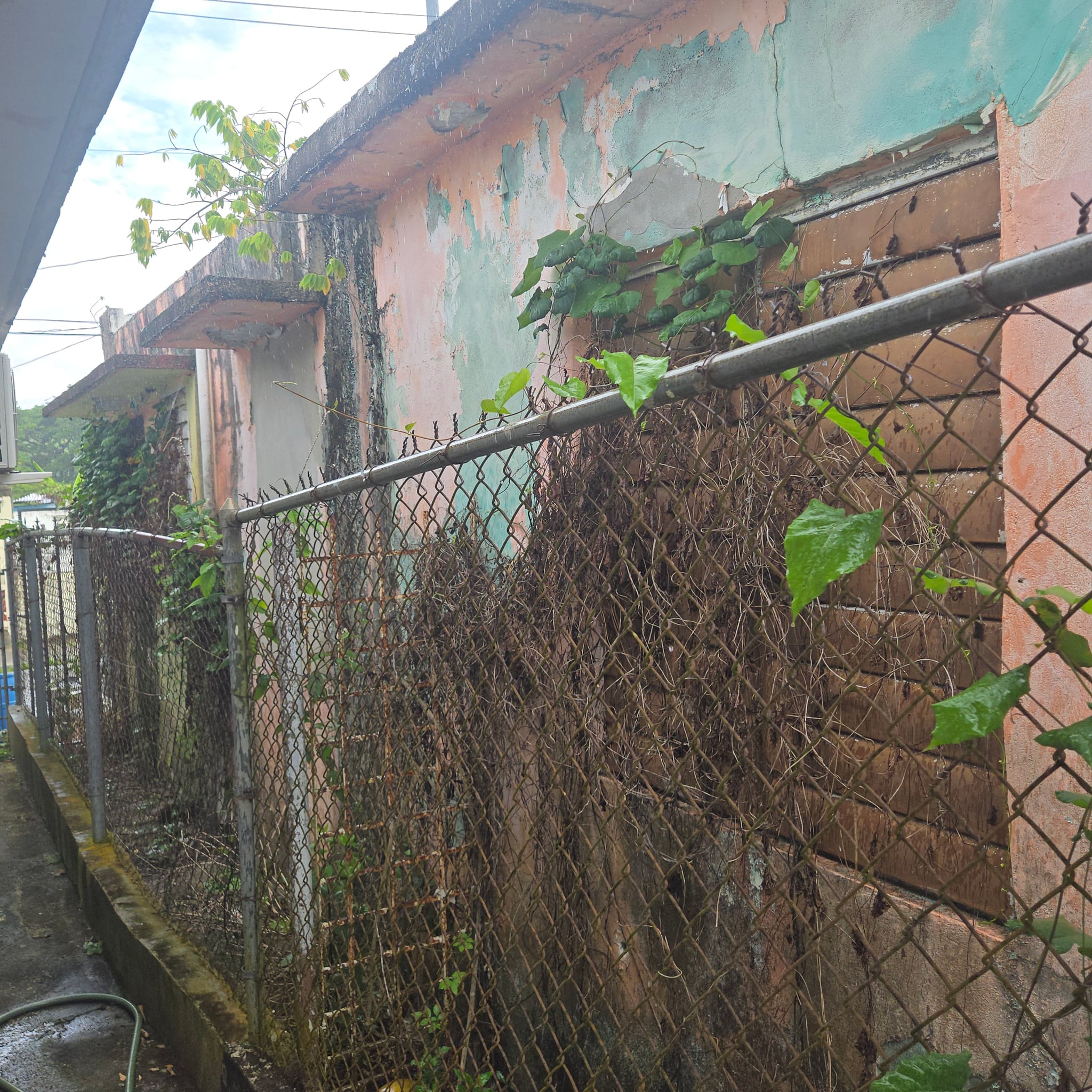 Reporte ciudadano de estorbo público en 30 Bda Playa Hucares , Naguabo, PR 00718, Naguabo