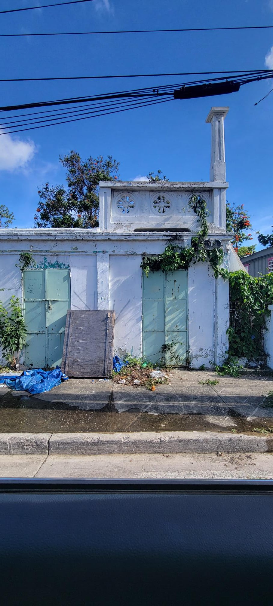 Reporte ciudadano de estorbo público en Clausells calle 5, Ponce, PR 00731, Ponce
