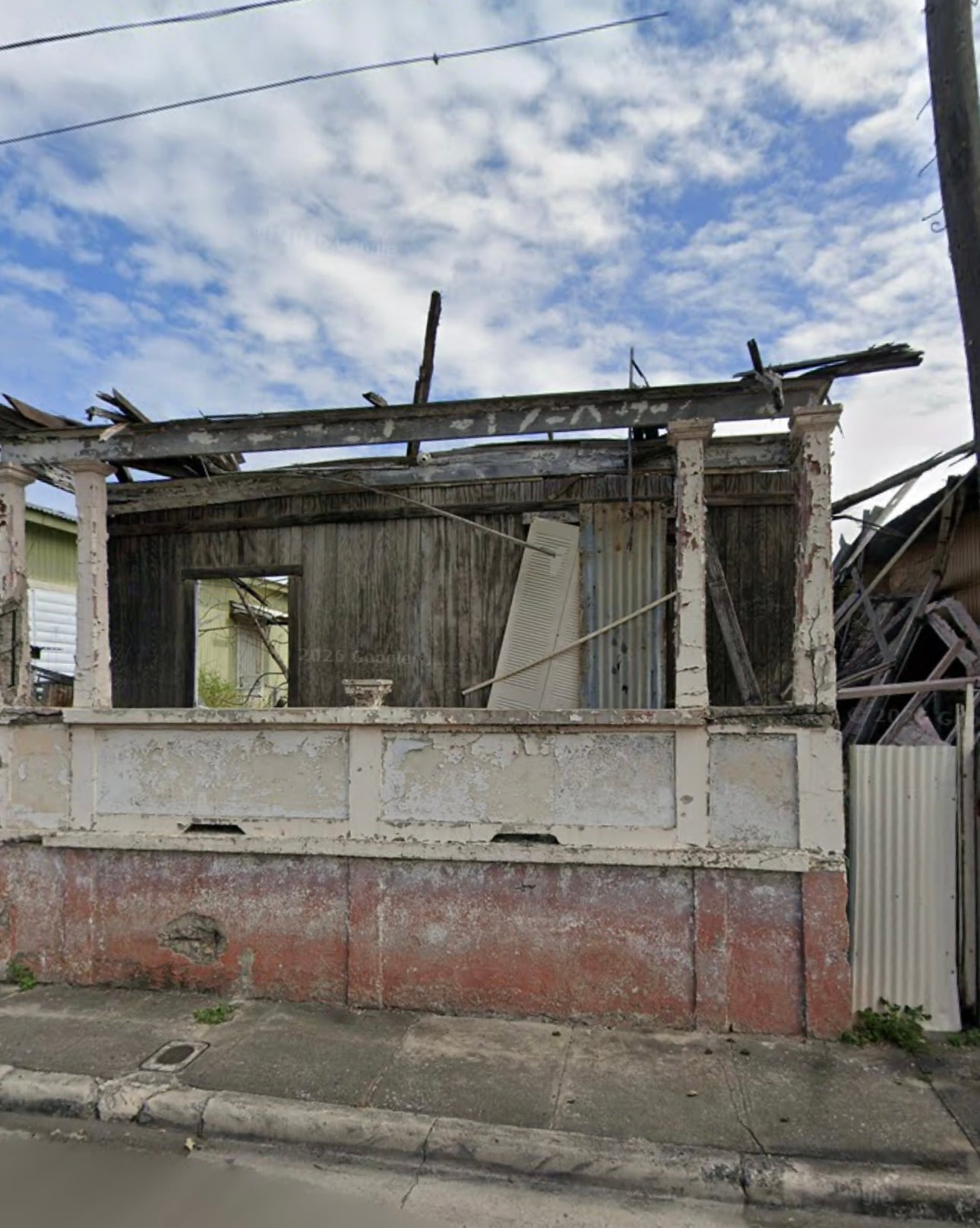 Reporte ciudadano de estorbo público en Calle Reina 195, Ponce, PR 00730, Ponce