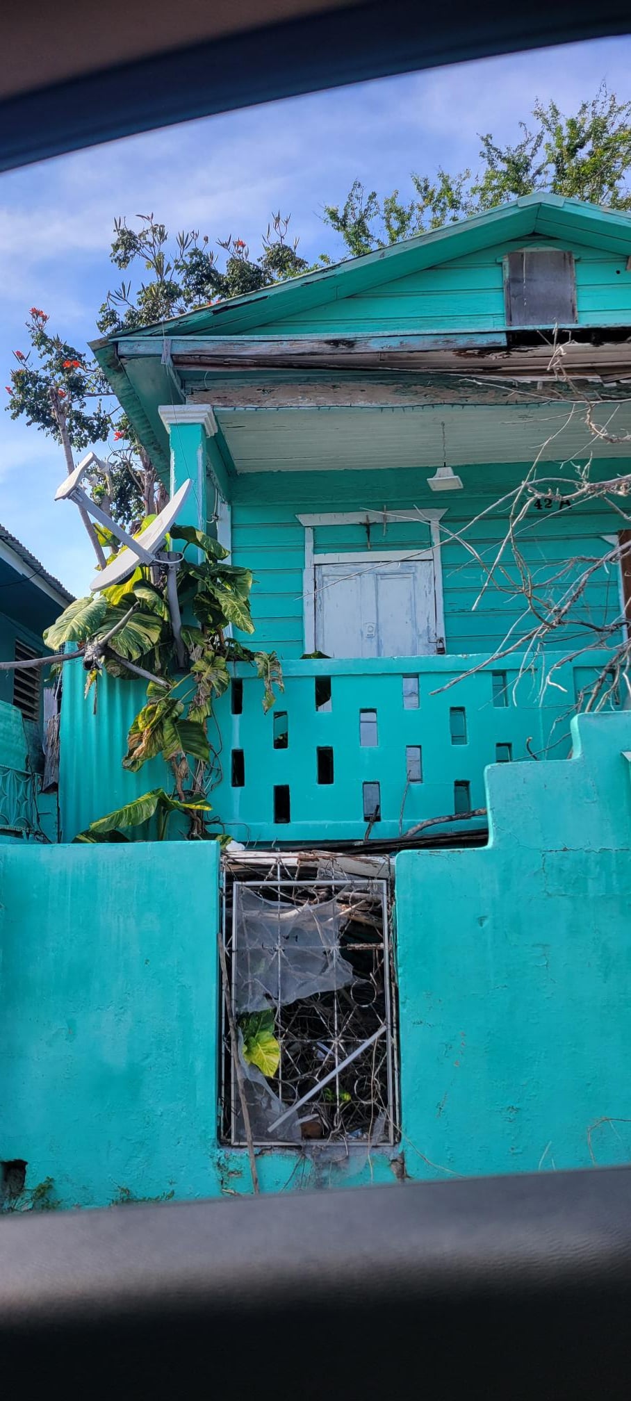 Reporte ciudadano de estorbo público en Clausells calle 5, Ponce, PR 00731, Ponce