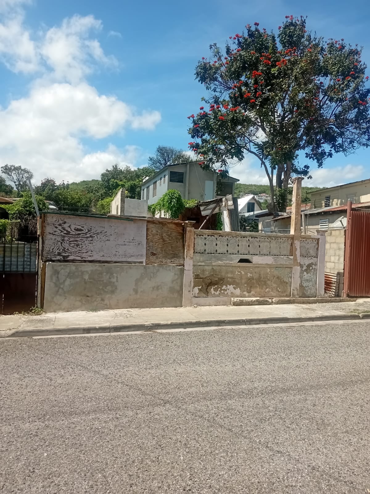 Reporte ciudadano de estorbo público en 18 Calle Santander Bda Clausells, Ponce, PR 00730, Ponce