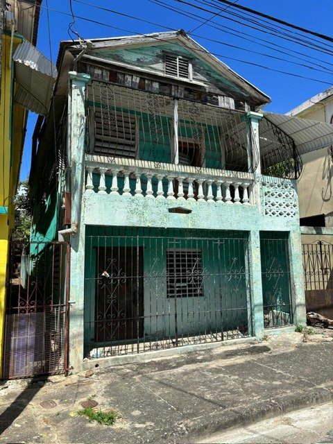 Reporte ciudadano de estorbo público en Barrio Clausells Calle Shangai #25 , Ponce, PR 00730, Ponce