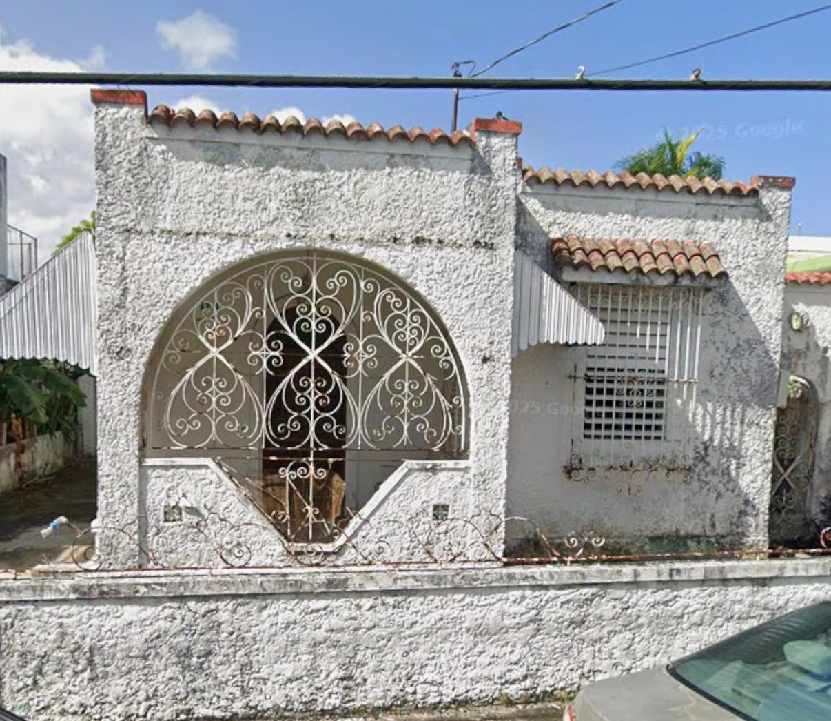 Reporte ciudadano de estorbo público en 124 Calle Las Palomas, San Juan, PR 00911, San Juan
