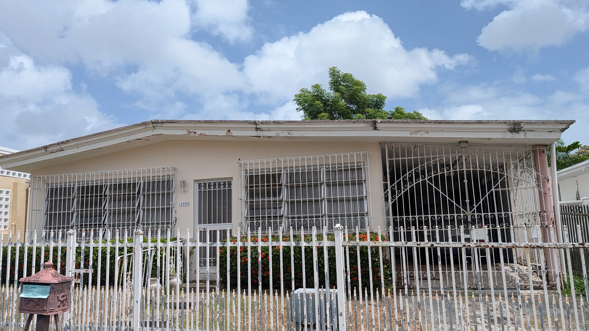 Reporte ciudadano de estorbo público en Calle Alcala 1770, San Juan, PR 00921, San Juan