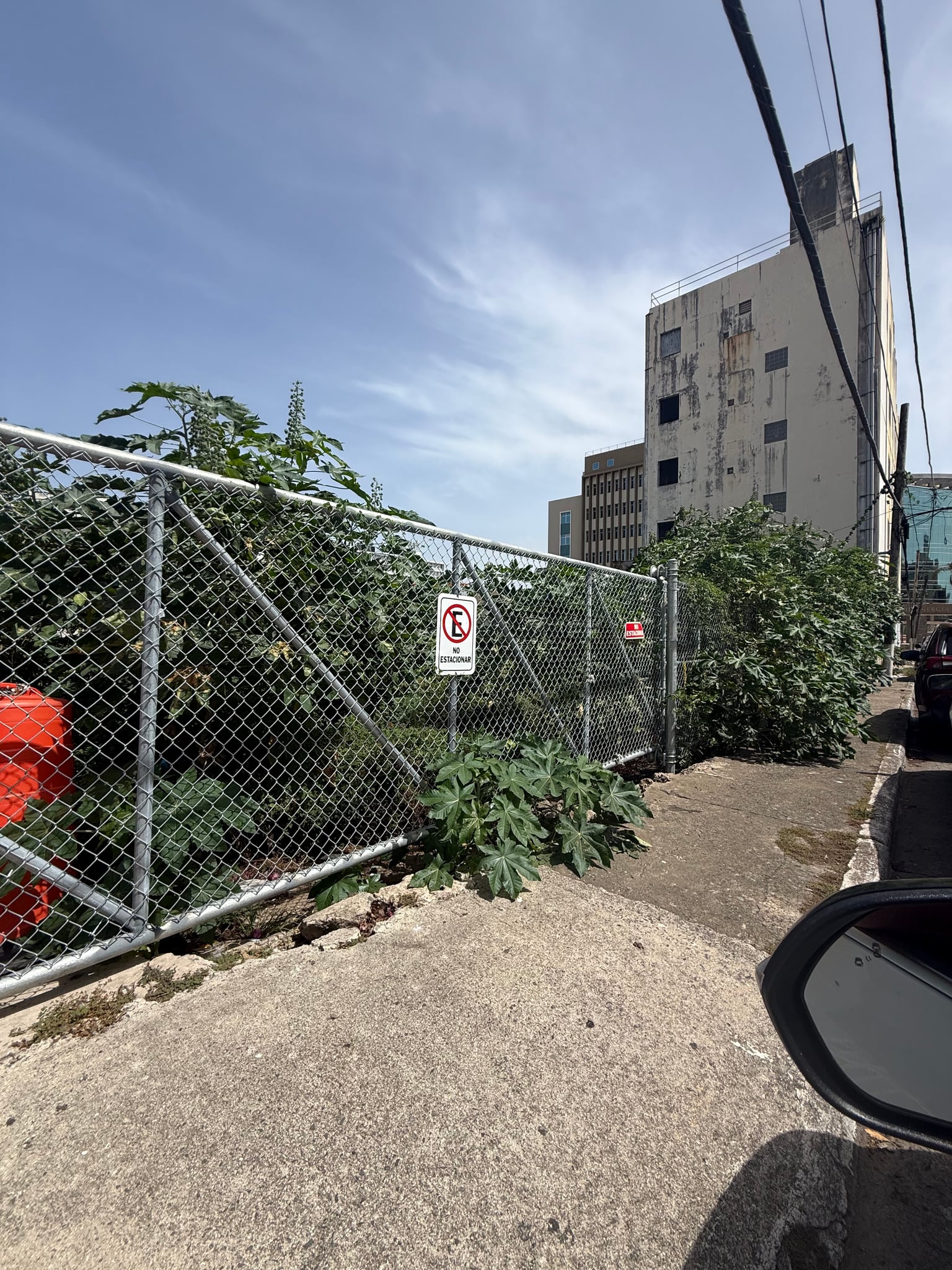 Reporte ciudadano de estorbo público en Calle Barcelona 129, Santurce, PR 00907, San Juan