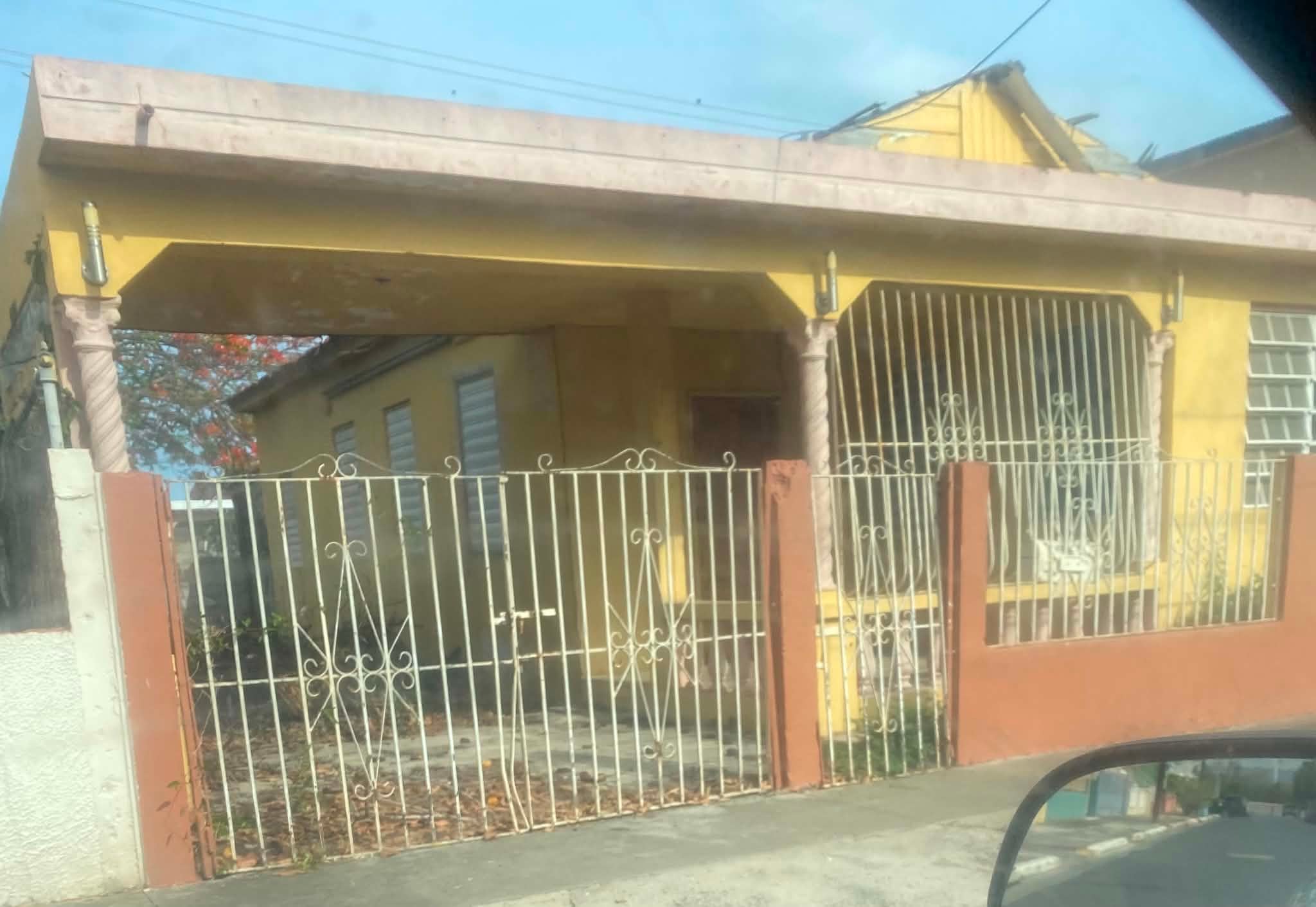 Reporte ciudadano de estorbo público en Calle 3 Felicia, Barrio, Santa Isabel, PR 00757, Santa Isabel
