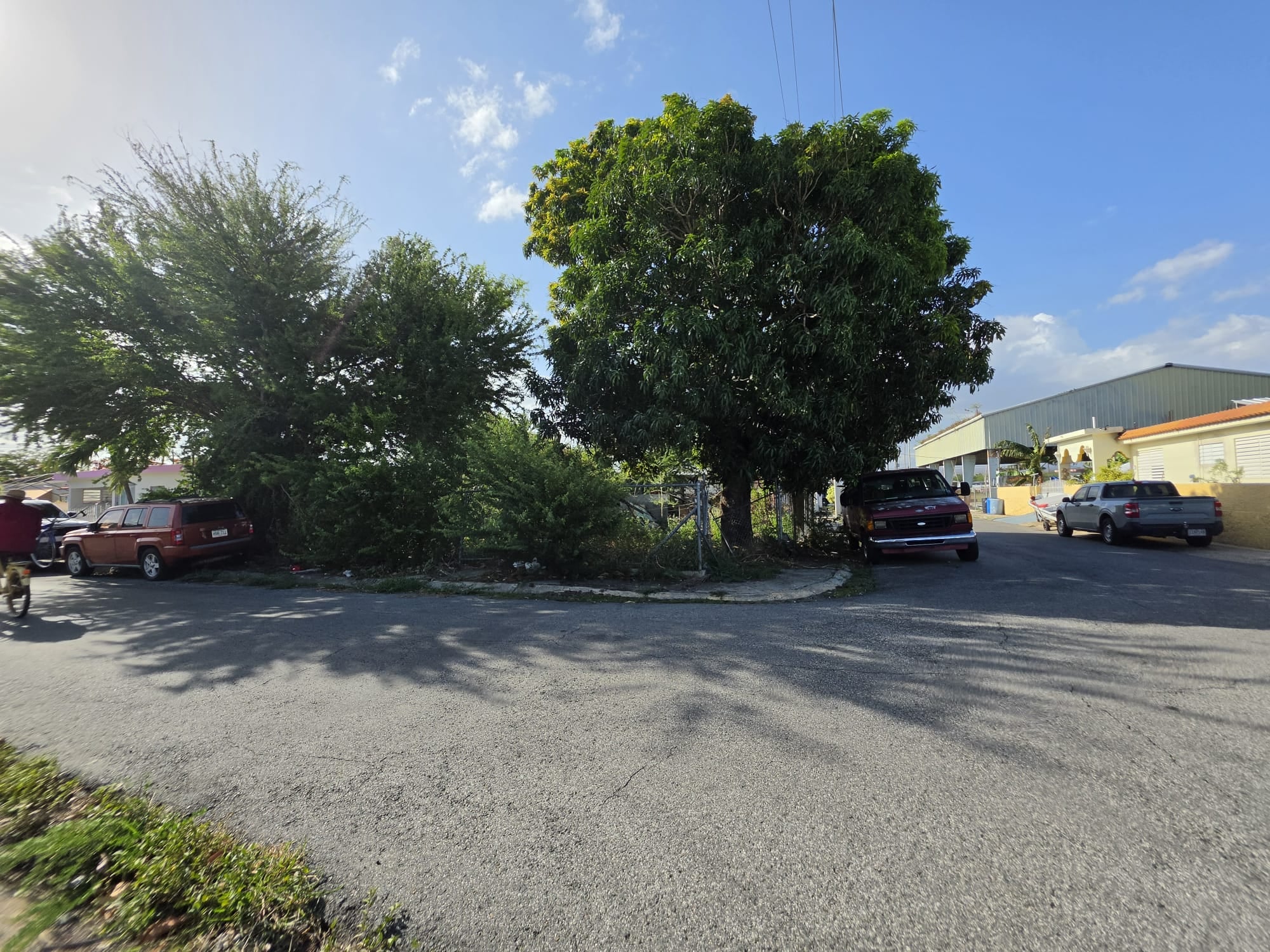 Reporte ciudadano de estorbo público en Calle 1, Santa Isabel, Velazquez, PR 00757, Santa Isabel