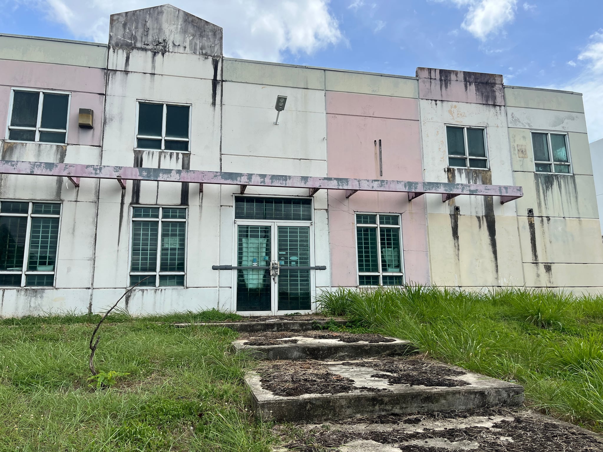 Reporte ciudadano de estorbo público en Carretera PR-2, Calle Central, Sector La Victoria, Campanilla, Macum, PR 00949, Toa Baja