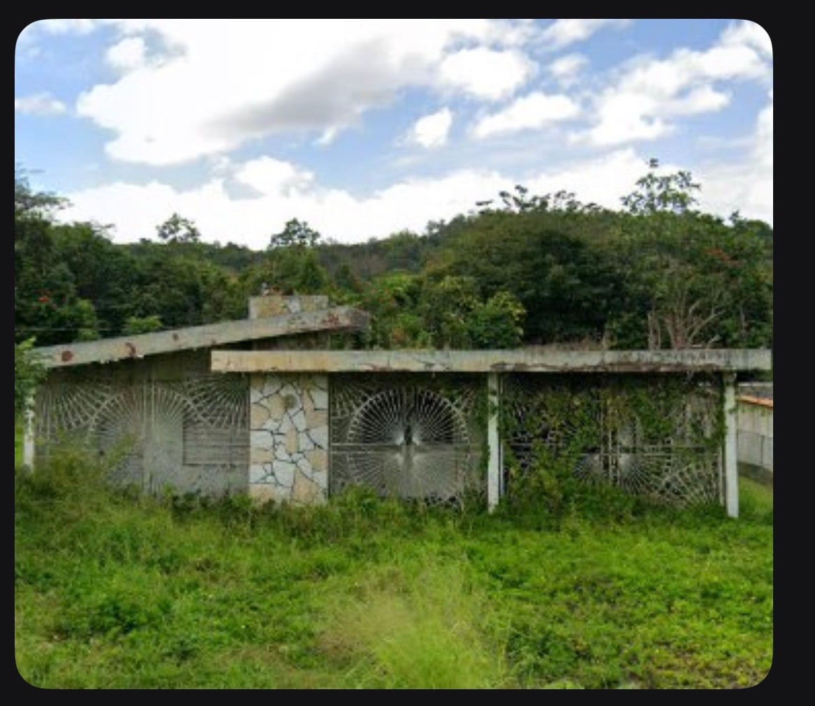 Reporte ciudadano de estorbo público en BO LA GLORIA CARR 851, KM 1.4 ., PR, Puerto Rico, 00977, Trujillo Alto