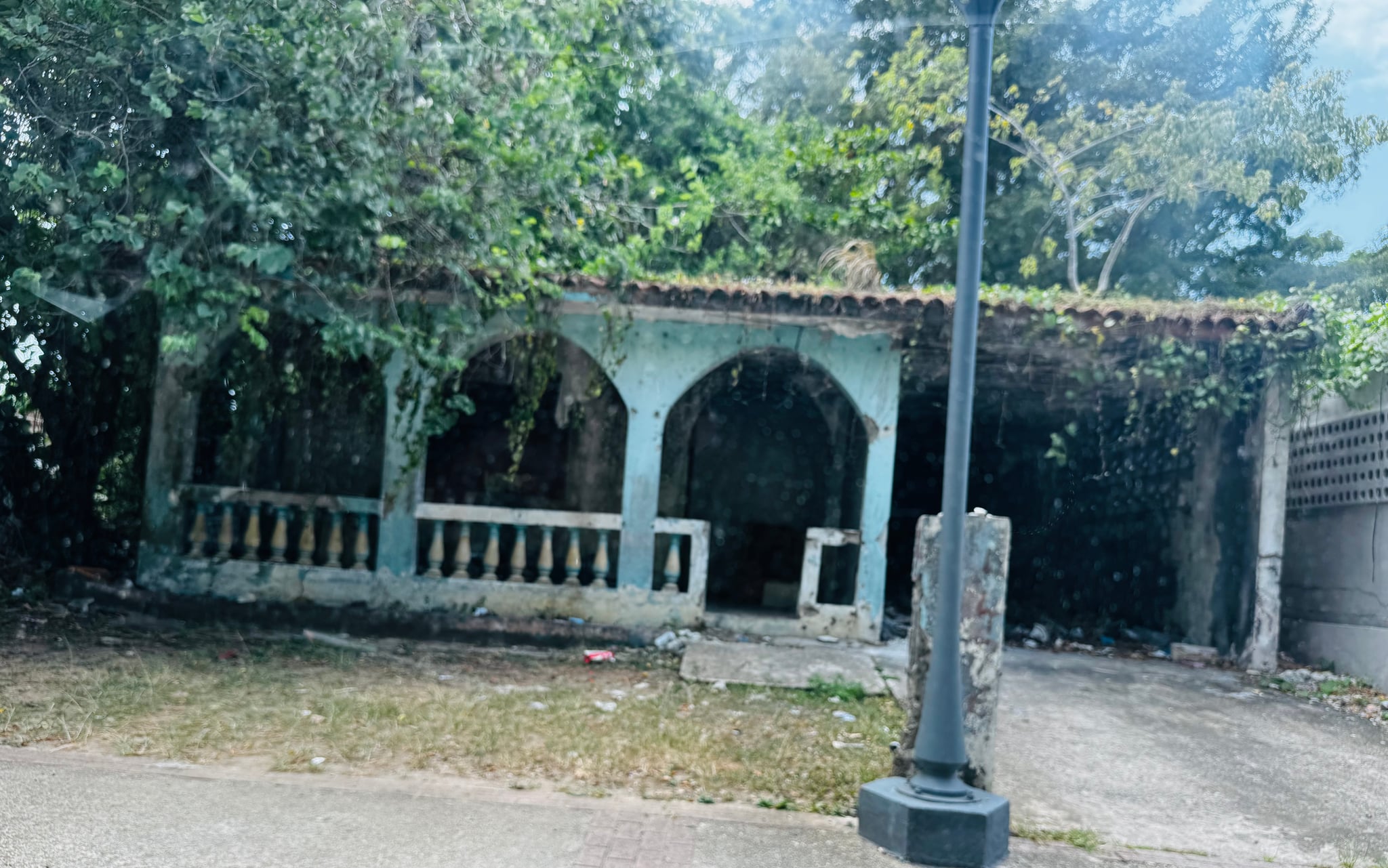 Reporte ciudadano de estorbo público en URB BRAZILIA, CALLE 155 BLQ E 2, Vega Baja, PR 00693, Vega Baja