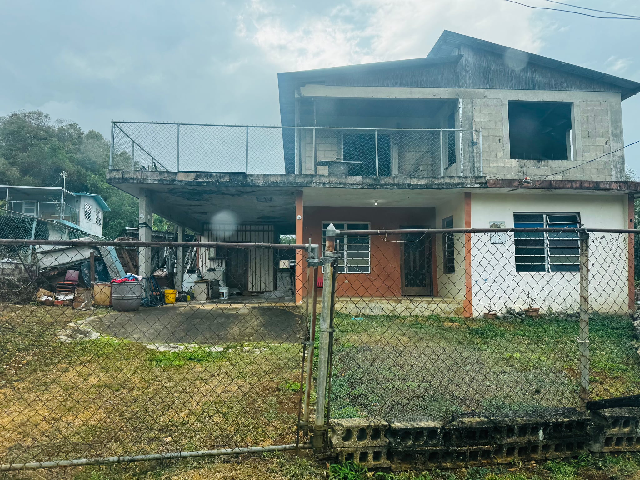 Reporte ciudadano de estorbo público en Calle Isaac Mendoza barrio almirante norte, Vega Baja, PR 00693, Vega Baja