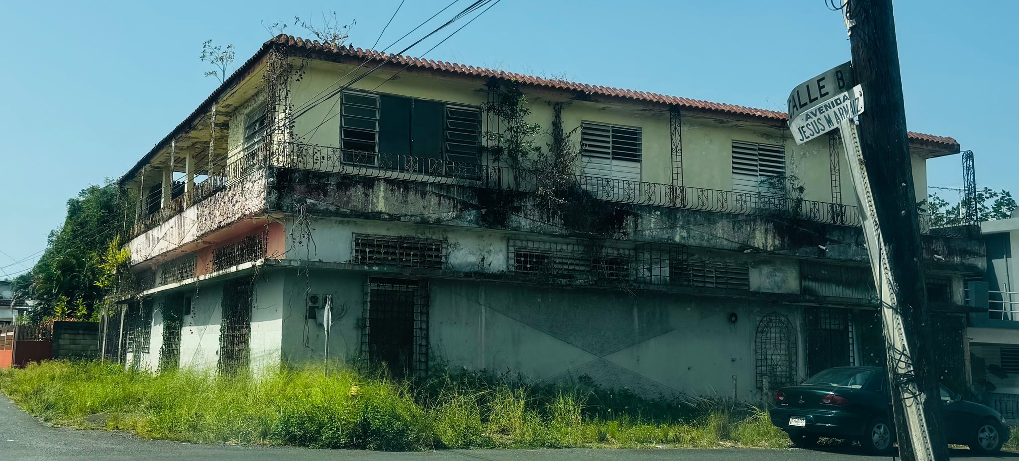 Reporte ciudadano de estorbo público en Parc Amadeo 12, Vega Baja, PR 00693, Vega Baja