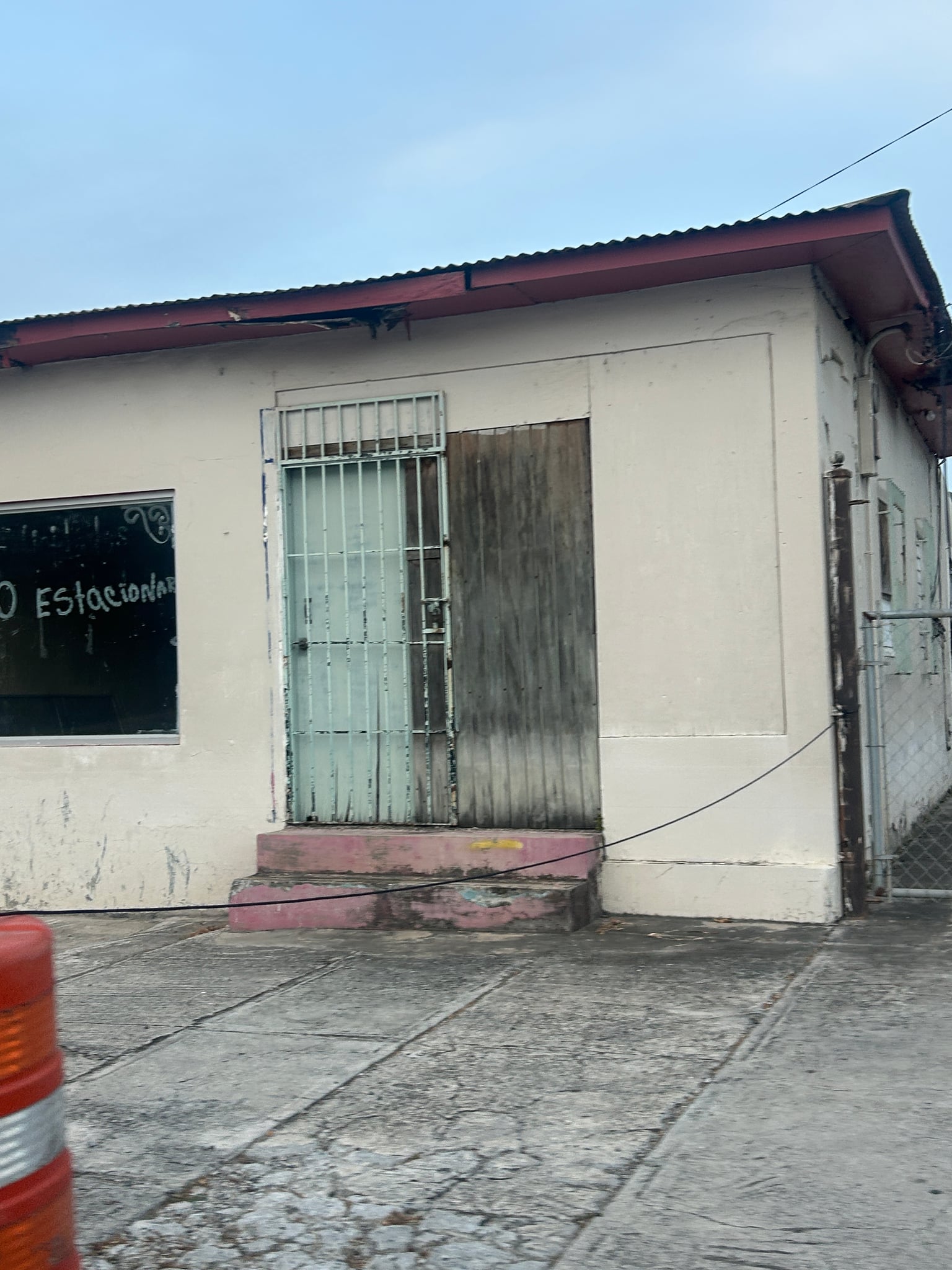 Reporte ciudadano de estorbo público en 153 Prolongación 25 de Julio, Yauco, PR 00698, Yauco